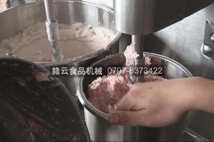 肉浆和肉馅分别装在不同的下料斗内